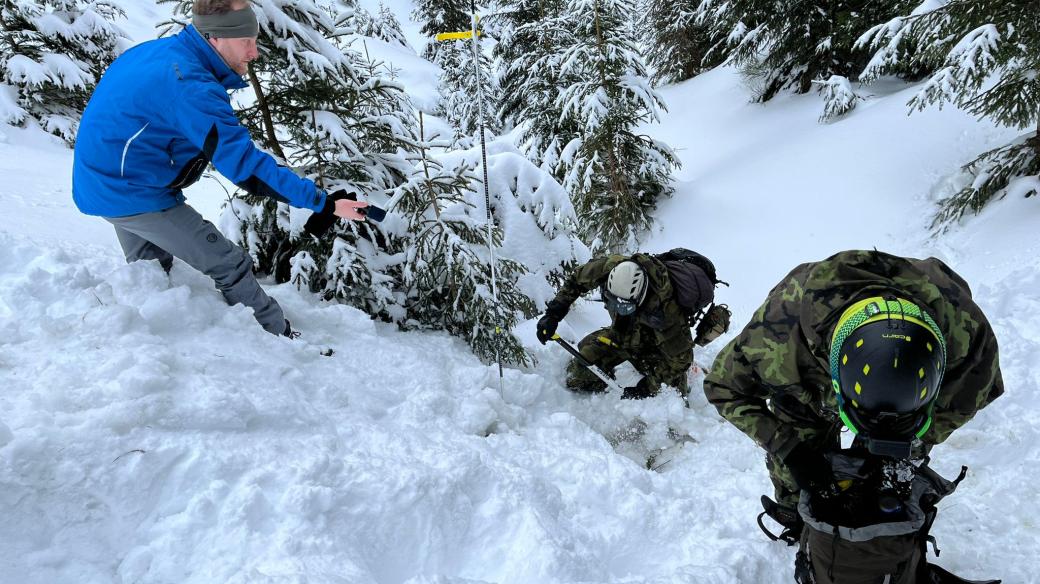 Vojáci Armády ČR zdokonalují své taktické a záchranářské dovednosti v horském terénu v Krkonoších