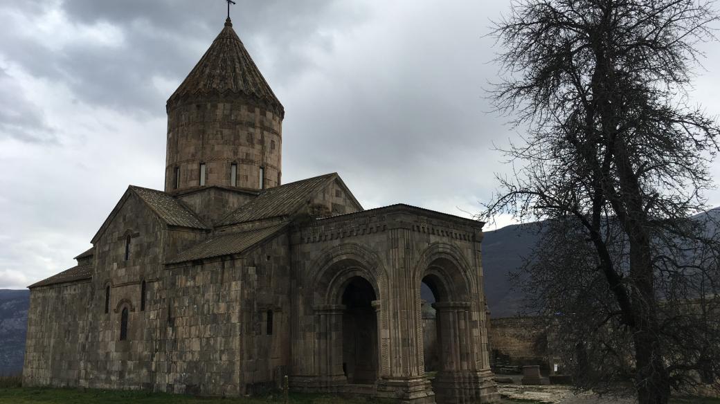 Tatevský klášter ze čtvrtého století je jedním z nejvýznamnějších kulturních a duchovních center Arménie