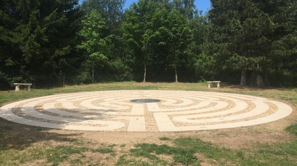 Za posledním hřebenem Krkonoš u Žacléře na polské hranici leží v zemi kamenný labyrint a kolem něj cesta, kterou odcházel do exilu Jan Ámos Komenský