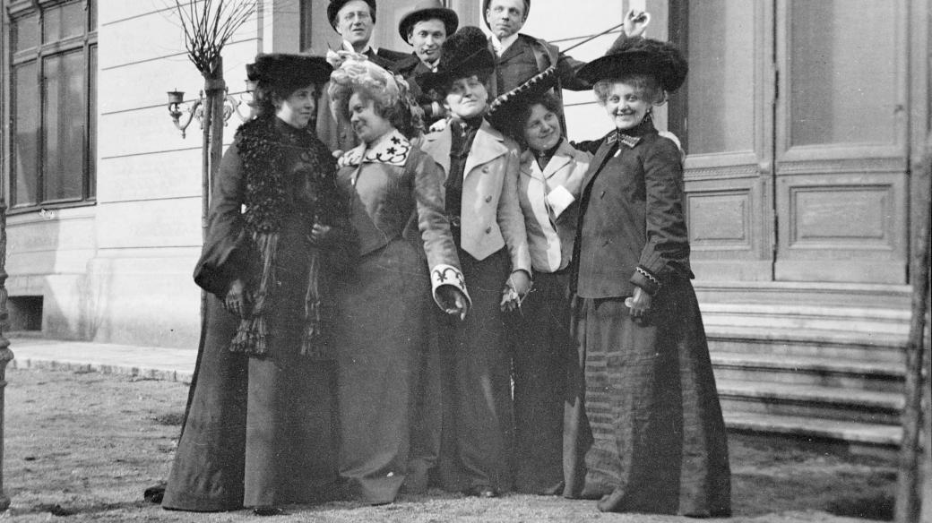 Skupina plzeňských herců u Měšťanské besedy, Foto H. Schiebl ml. Kolem 1905