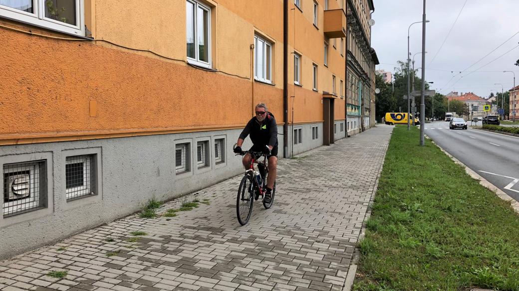Cyklista na chodníku na Pražské třídě v Českých Budějovicích