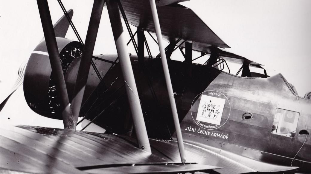 Letadla, na která se v roce 1938 složili Jihočeši, zdobil znak města České Budějovice a nápis Jižní Čechy armádě