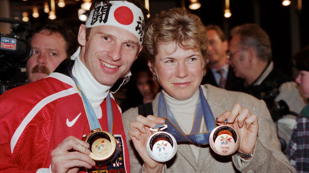 Takhle nadšeně v roce 1998 ukazovali své olympijské medaile z Nagana Dominik Hašek a Kateřina Neumannová
