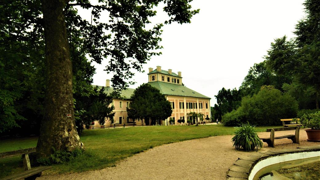 Ratibořický zámek je harmonickou součástí zámeckého parku 