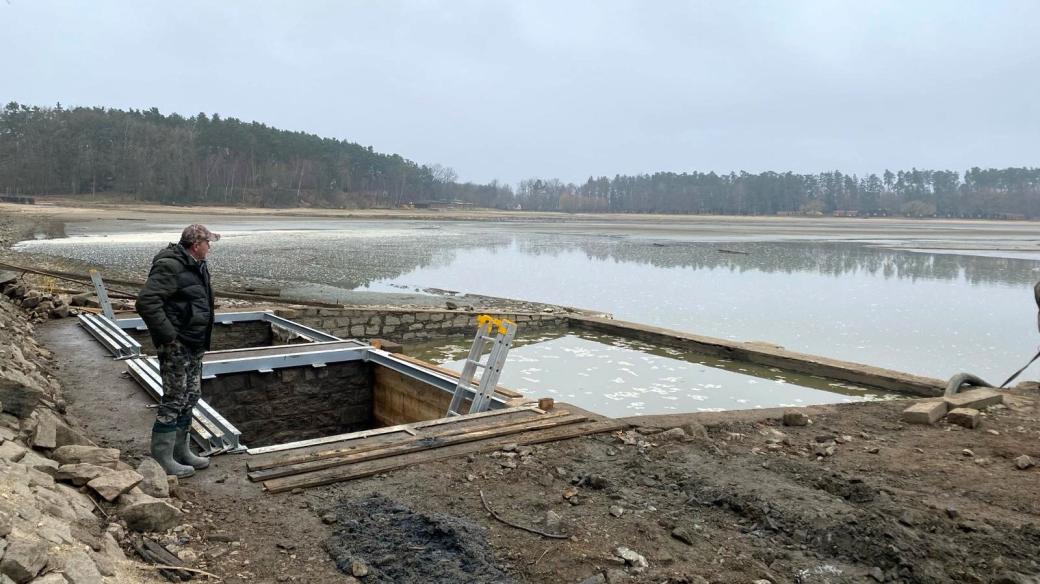 Rybáři opravují výpust rybníka Bezdrev u Hluboké nad Vltavou