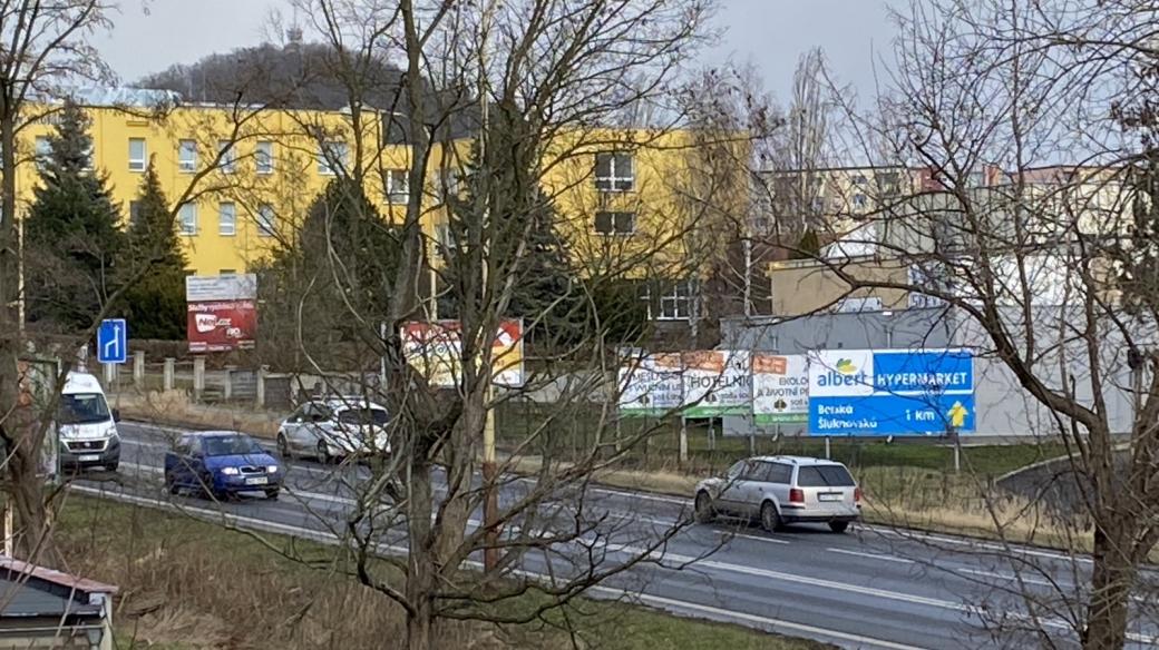 Billboardy u silnice I/9 na průtahu Českou Lípou