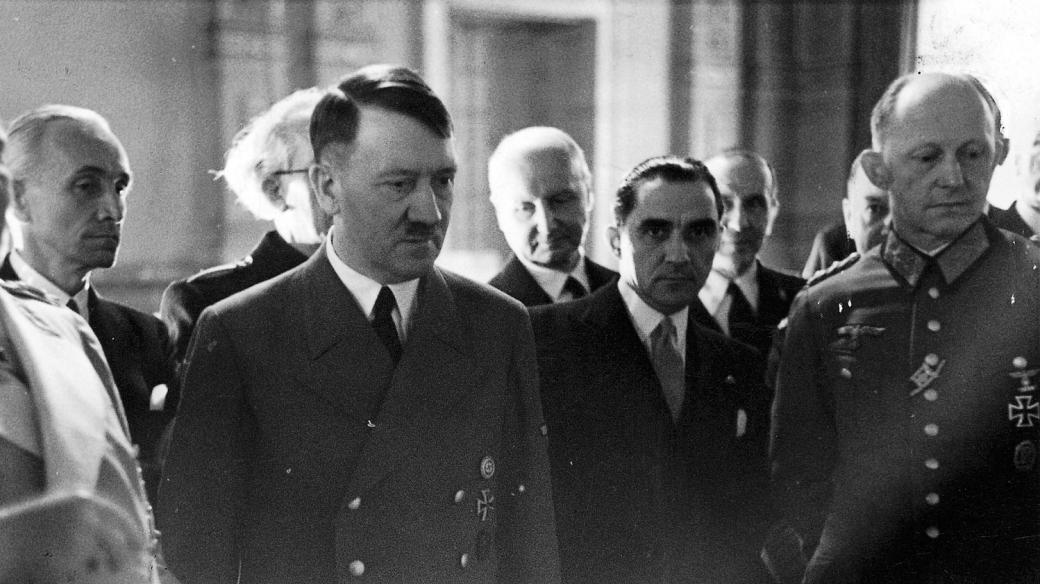 Zleva v přední řadě: Polní maršál Hermann Göring, Adolf Hitler, Mihai Antonescu a generál Alfred Jodl