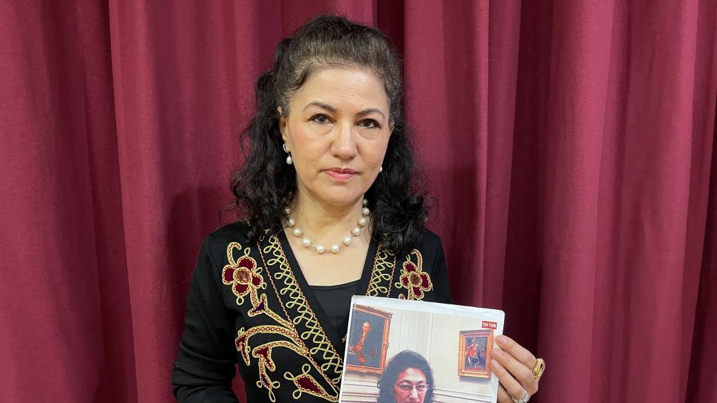 Rushan Abbásová s fotografií své pohřešované sestry