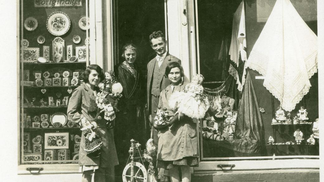 Božena a Ladislav s personálem před obchodem Svéráz