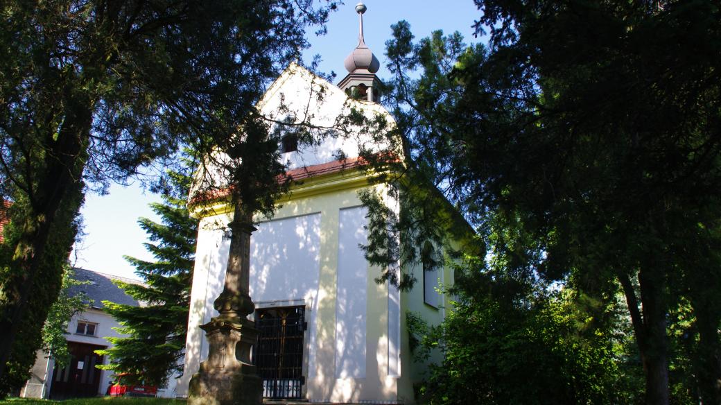 Kaple stojí přímo na návsi už od roku 1848