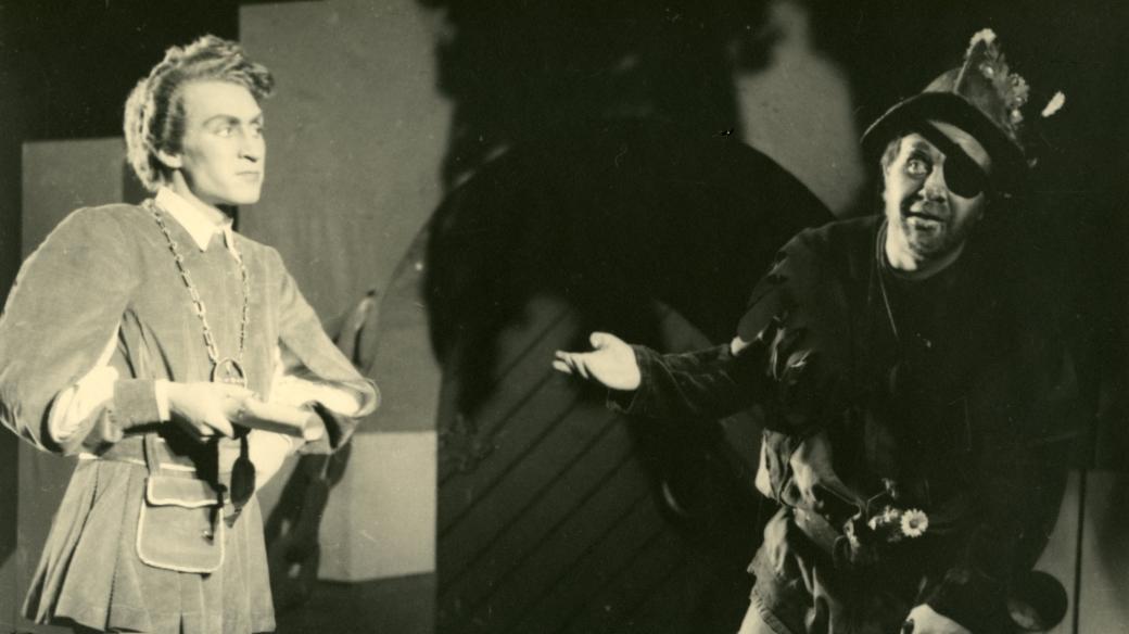 Josef Větrovec a Čestmír Řanda v představení z roku 1949 Hadrián z Římsů