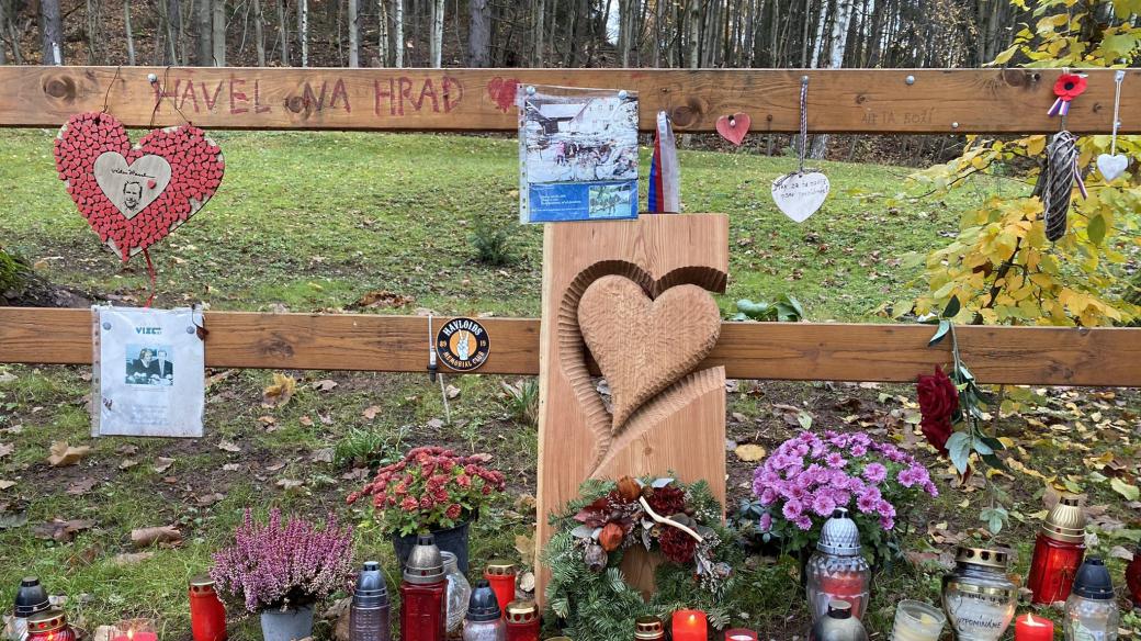 Někteří lidé využili 17. listopad, aby si připomněli zesnulého prezidenta Václava Havla. Svíčky a květiny se dnes objevily ve vsi Hrádeček