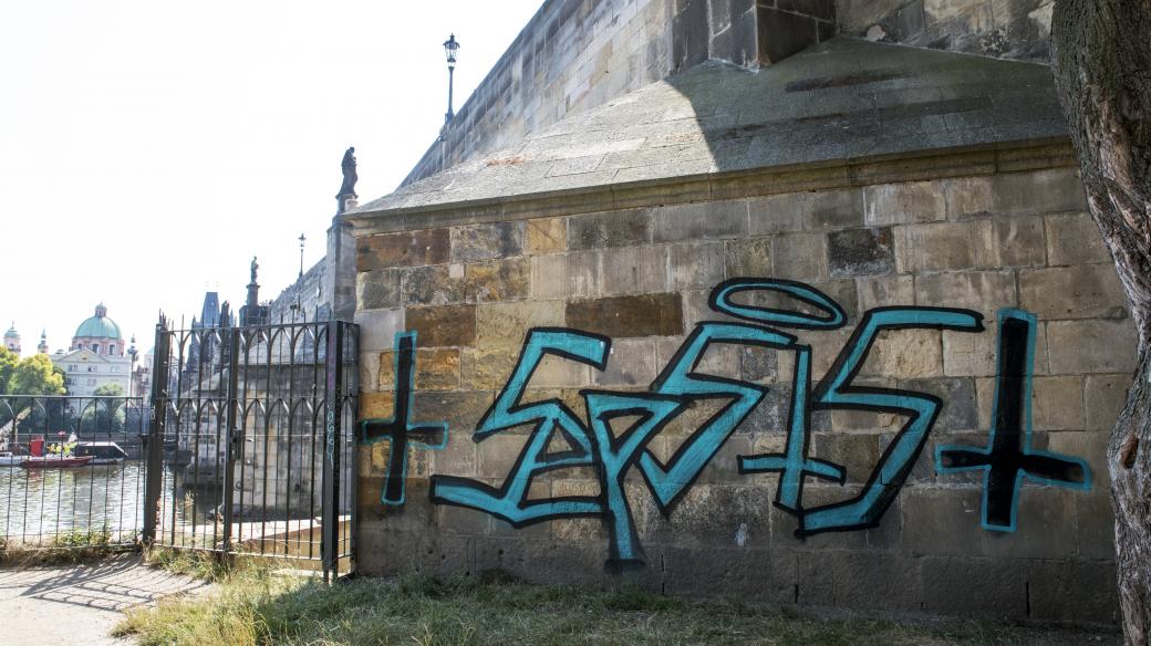 Graffiti na pilíři Karlova mostu