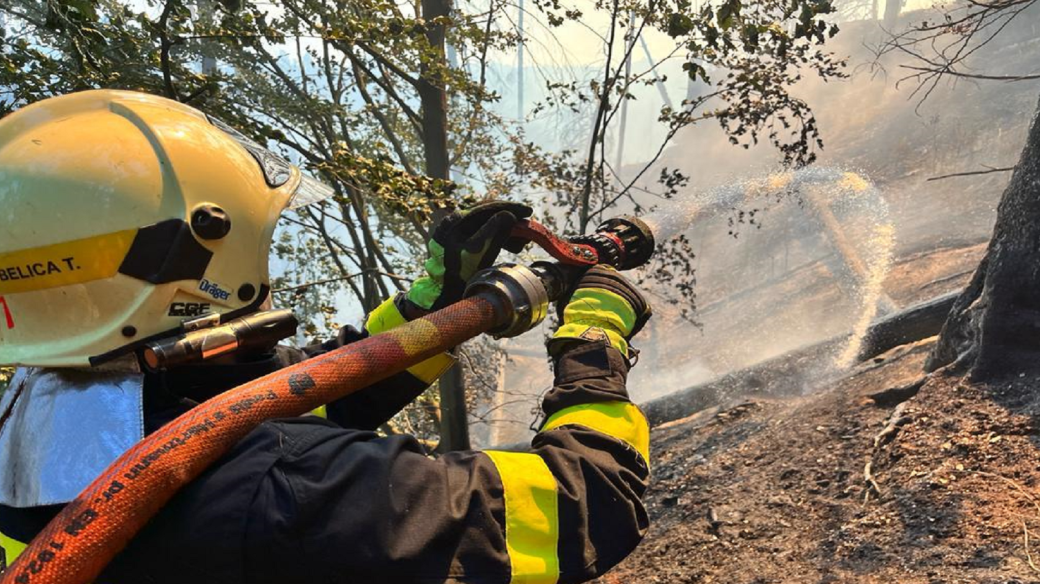 Hasiči bojují s plameny v Českém Švýcarsku