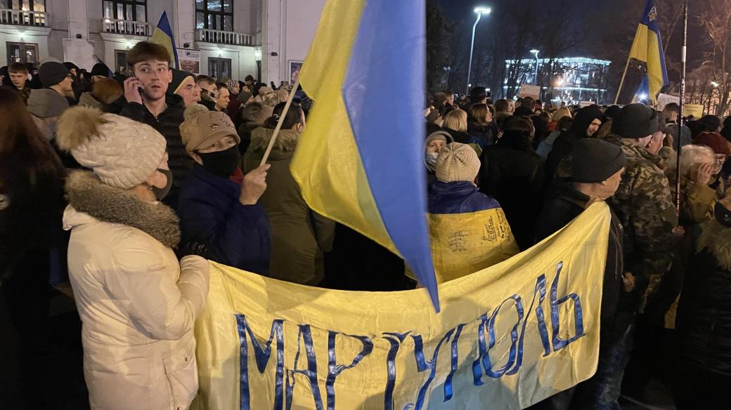 K útoku nedojde, a pokud ano, ukrajinská armáda nás ochrání, věříme a děkujeme našim vojákům a spojencům, provolávali Ukrajinci v Mariupolu těsně před začátkem války