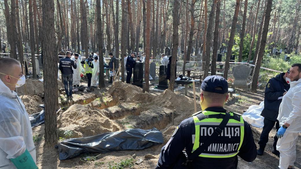 Podle oficiálních informací, které nám podal Dimitro Ševčuk, šéf týmu vyšetřování válečných zločinů prokuratury, ještě není jasný celkový počet lidí, kteří jsou tady pohřbeni.