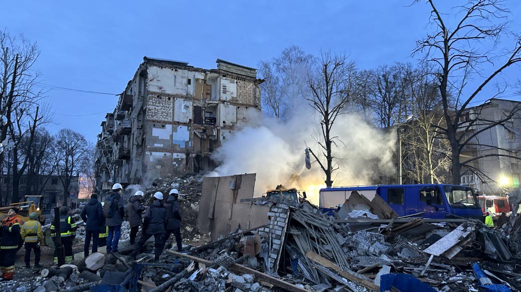 Část zasaženého domu úplně zmizela, je z ní jen hromada sutin