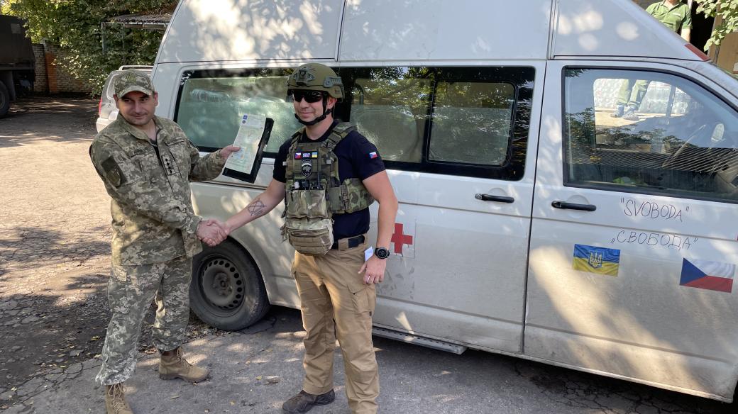 České sdružení Team 4 Ukraine předalo ukrajinské armádě tři sanitky