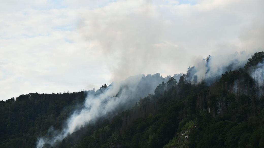 Území zasažené požárem se blíží k 1000 hektarům