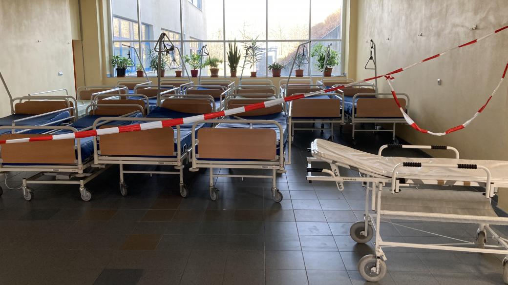 Nemocnice v Domažlicích má lůžka, techniku i místo pro 152 pacientů. Chybí ale sestřičky