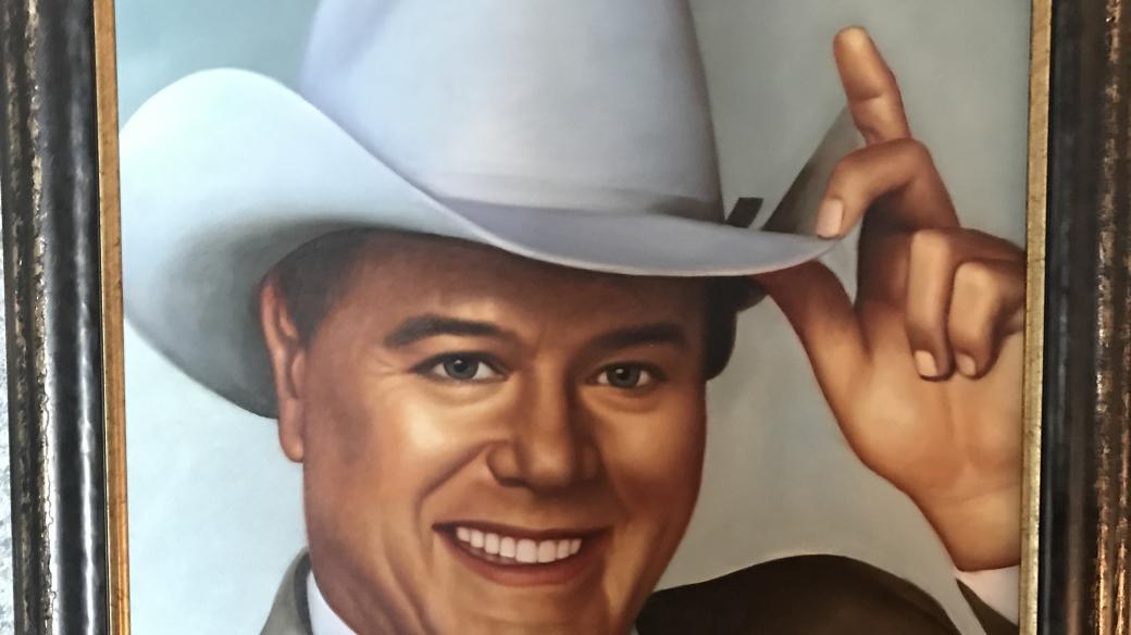 Obraz J. R. Ewinga na ranči Southfork, kde se natáčel slavný seriál Dallas. Zahral si ho Larry Hagman