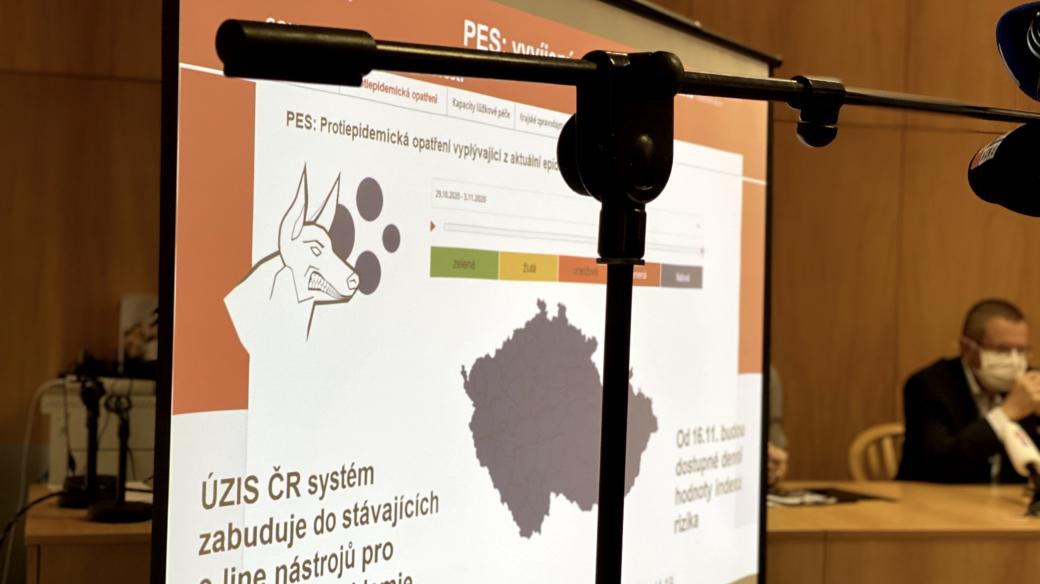 Ministr zdravotnictví Jan Blatný (za ANO), hlavní hygienička Jarmila Rážová a ředitel ÚZIS Ladislav Dušek na tiskové konferenci představují systém PES