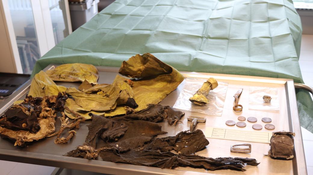 Předměty nalezené při vyzvednutí letadla s ostatky československých vojáků