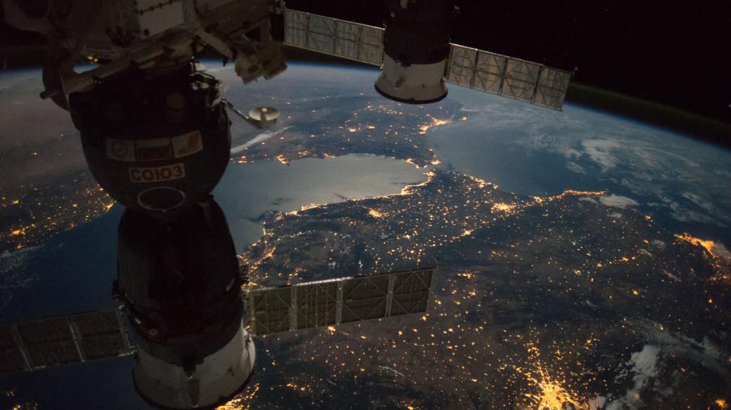 Pohled z Mezinárodní vesmírné stanice na noční Graltar (srpen 2017)
