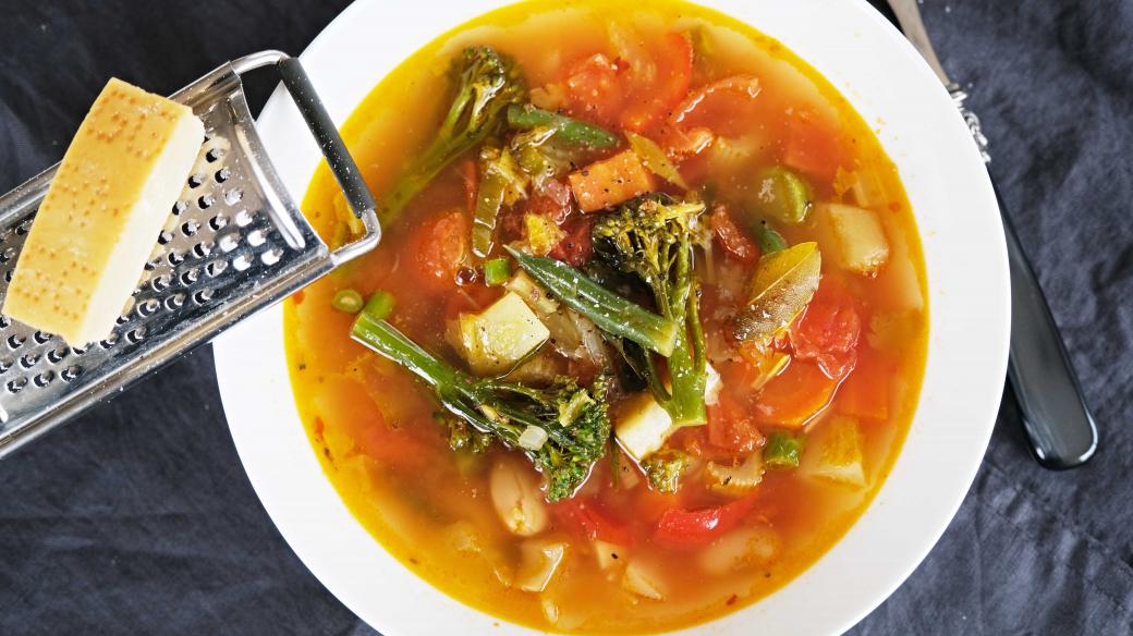Italská zeleninová polévka minestrone. Pro dochucení použijte parmazán