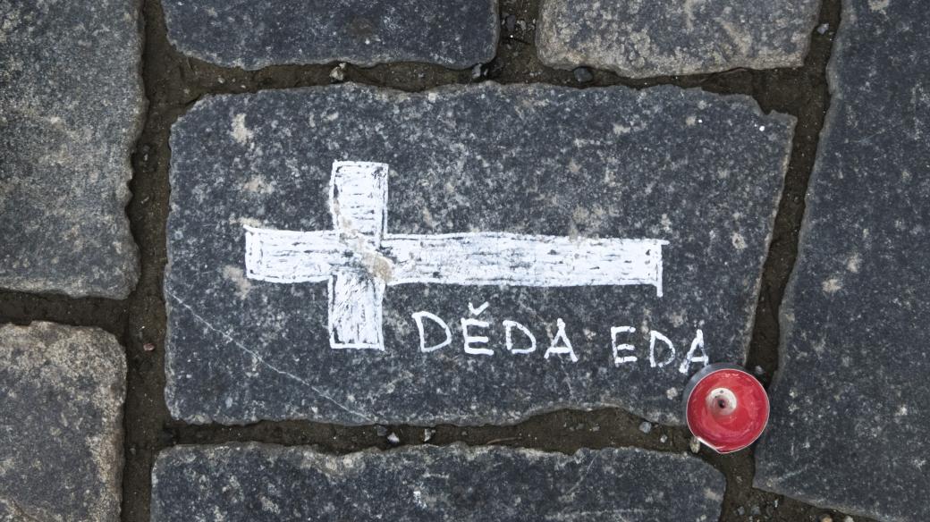 Kříže se jmény připomínající oběti, které si vyžádala nemoc covid-19, Staroměstské náměstí.