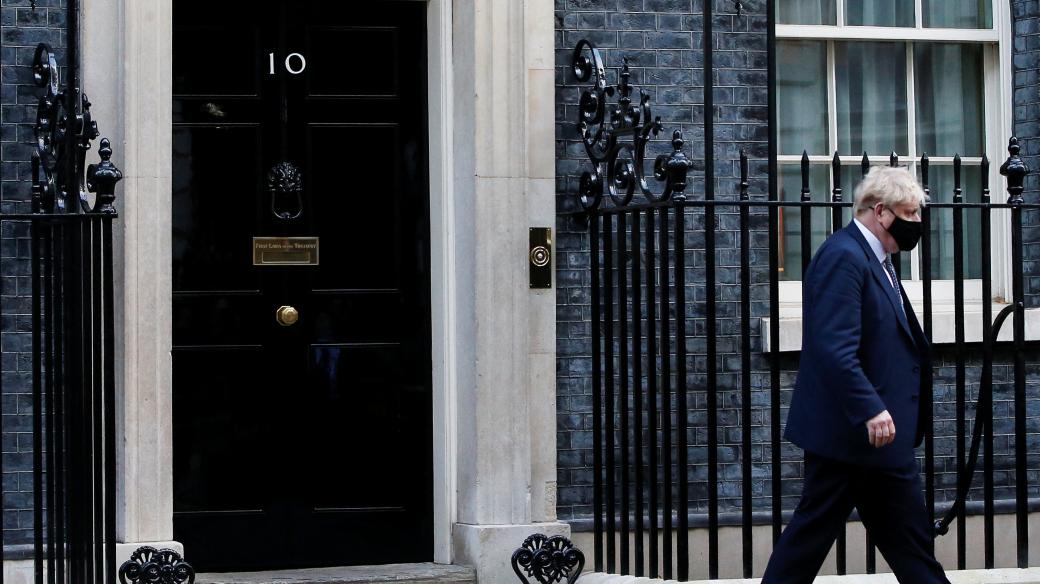 Britský premiér Boris Johnson před sídlem v Downing Street