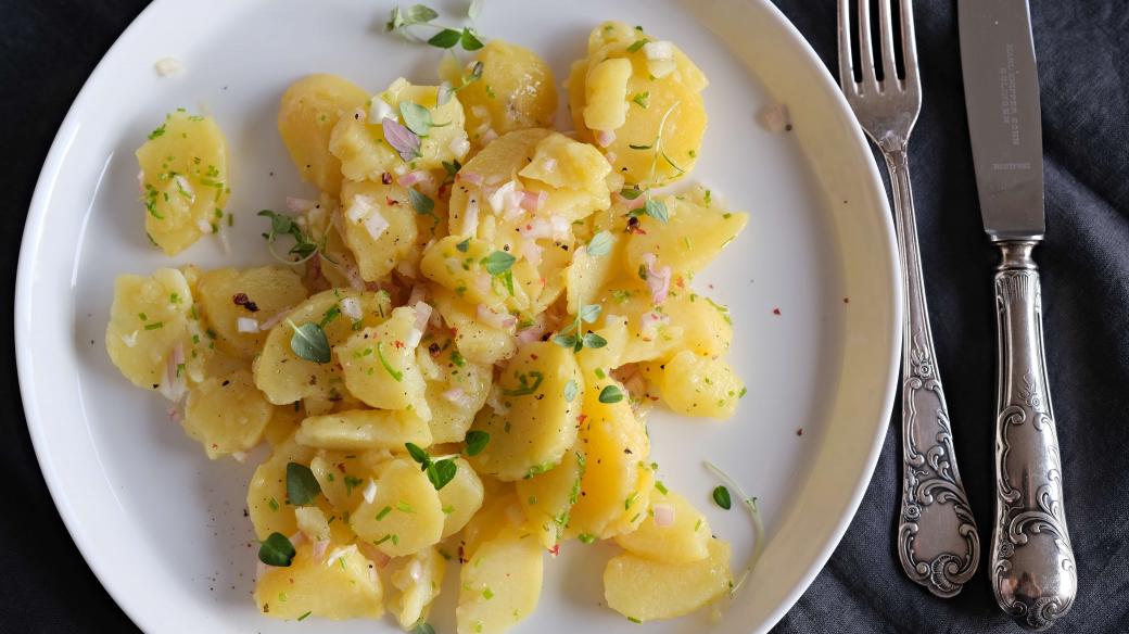 Klasický bramborový salát bez majonézy