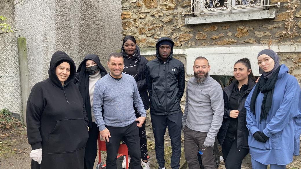 Kolektiv Aclefeu, který pomáhá lidem na předměstí Paříže. Třetí zleva je spoluzakladatel uskupení Mohamed Mechmache
