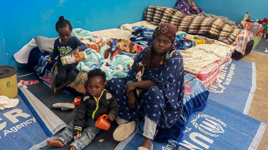 Žena s dětmi z detenčního tábora pro uprchlíky v Libyi. 