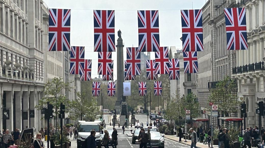 Na korunovaci krále Karla III. jsou připravené i londýnské ulice
