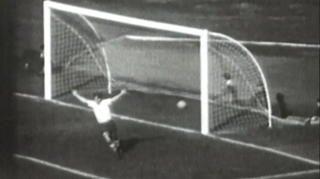 Ruce Josefa Masopusta letí nahoru, právě dal Brazilcům ve finále MS 1962 v Chile gól na 1:0