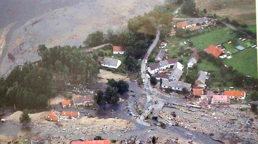 Metly při povodních v roce 2002 pot, co praskla hráz rybníku