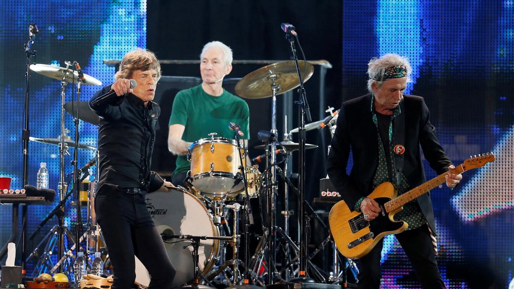Kapela Rolling Stones během koncertu v Abú Dhabí - Mick Jagger, Charlie Watts a Keith Richards