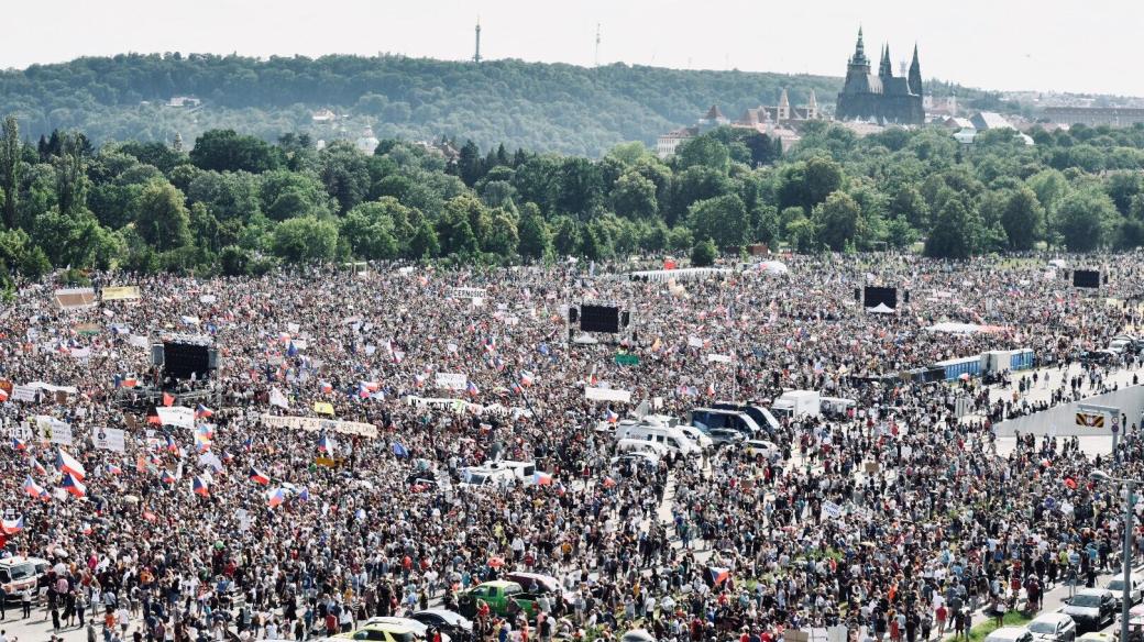 Letenská pláň během demonstrace zorganizované hnutím Milion chvilek pro demokracii. 