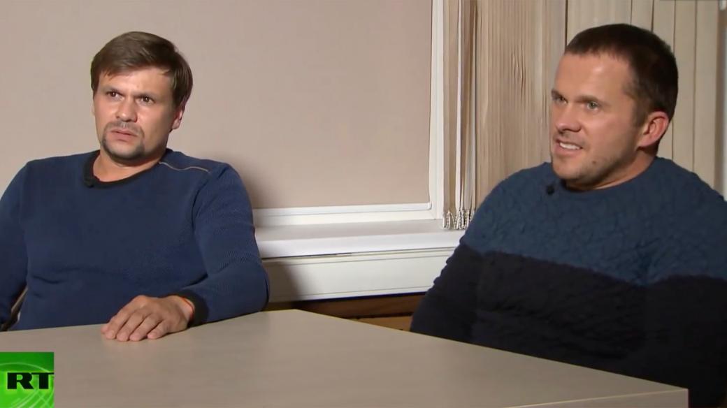 Agenti Anatolij Čepiga (vlevo) a Alexandr Miškin během rozhovoru s ruskou televizí RT