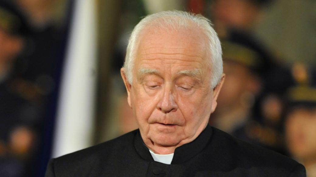 Kněz Petr Piťha získal v roce 2011 z rukou Václava Klause medaili Za zásluhy.