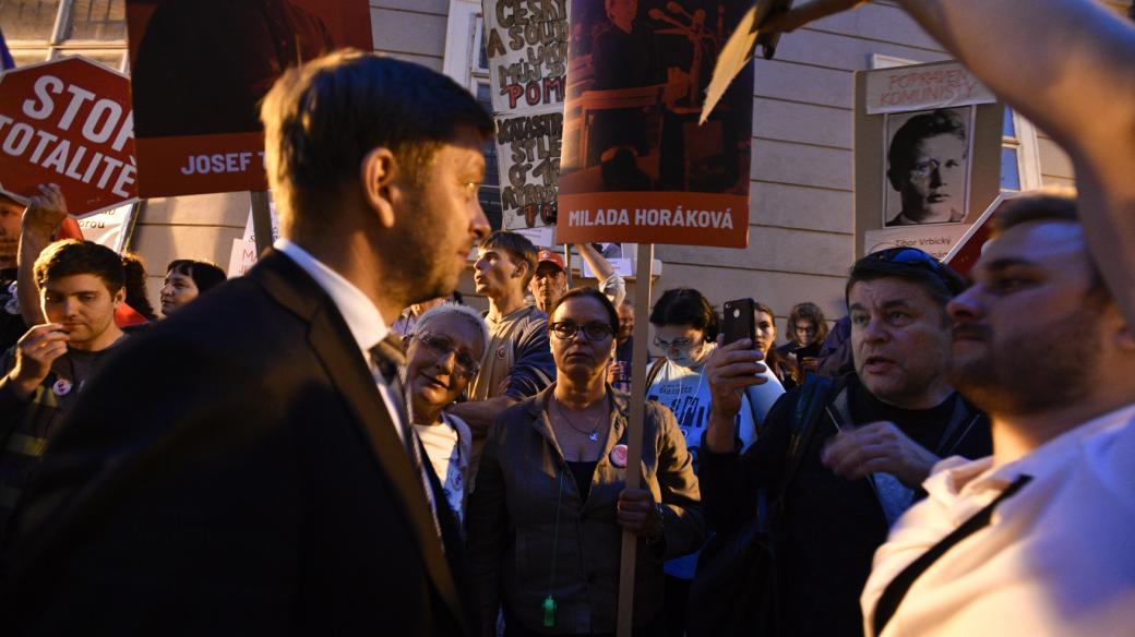Poslanec STAN Vít Rakušan vyšel z Poslanecké sněmovny mezi demonstranty.