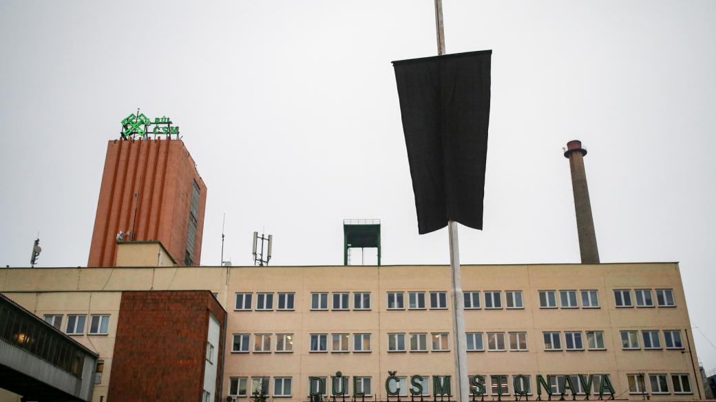 Černá vlajka nad budovou dolu ČSM Stonava