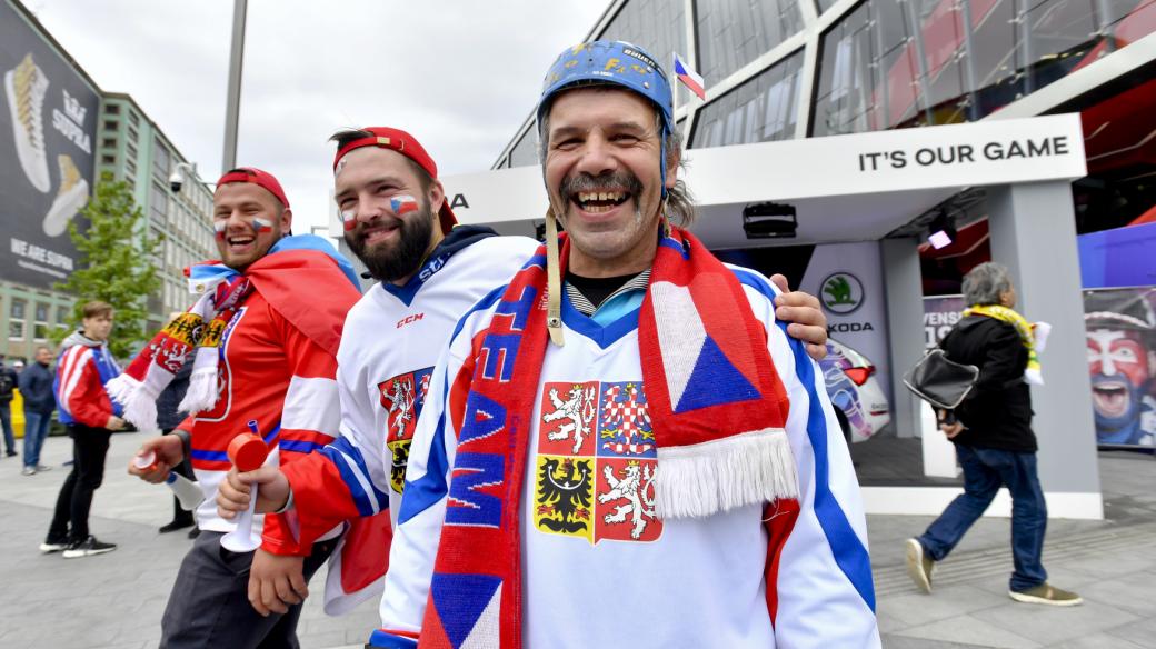 Čeští fanoušci před stadionem Ondreje Nepely v Bratislavě