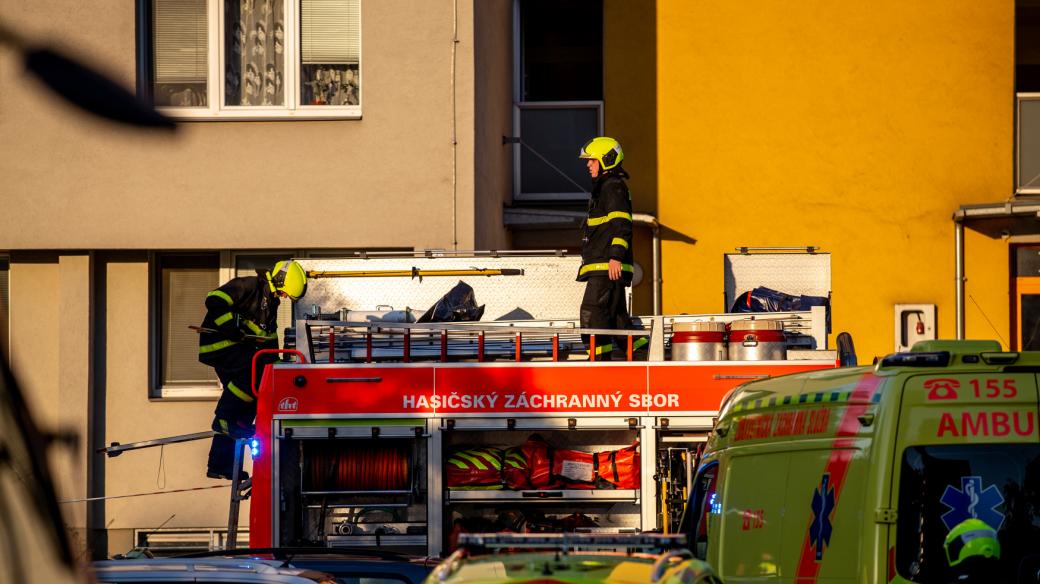 Zasahující záchranáři při požáru panelového domu v Bohumíně, během kterého zemřelo jedenáct lidí