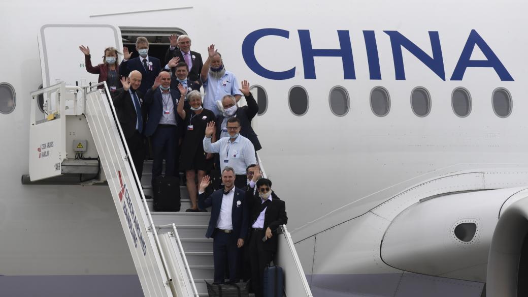 Členové delegace v čele s předsedou Senátu Milošem Vystrčilem (nahoře uprostřed) mávají před odletem na návštěvu Tchaj-wanu.