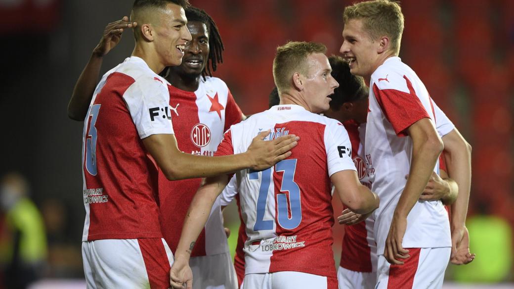 Hráči Slavie se radují z třetího gólu, který dal Petar Musa (vlevo)