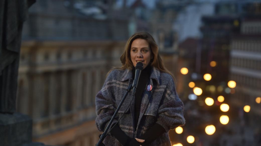 Aneta Langerová zazpívala ze střechy Národního divadla Modlitbu pro Martu