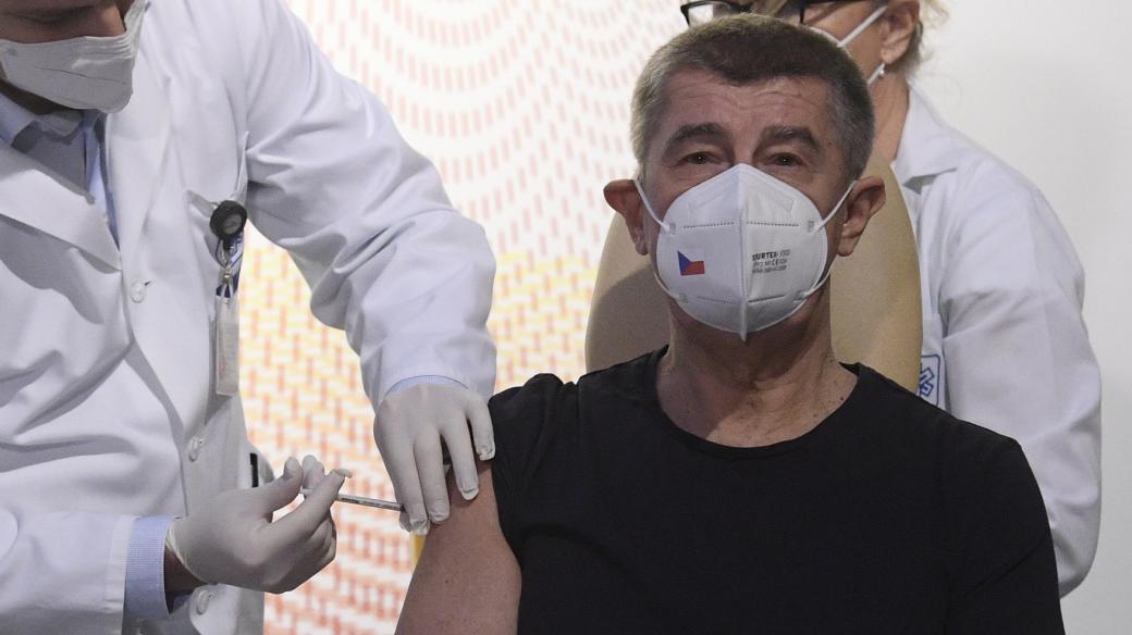 Premiér Andrej Babiš (ANO) byl proti koronaviru naočkován v Ústřední vojenské nemocnici v Praze