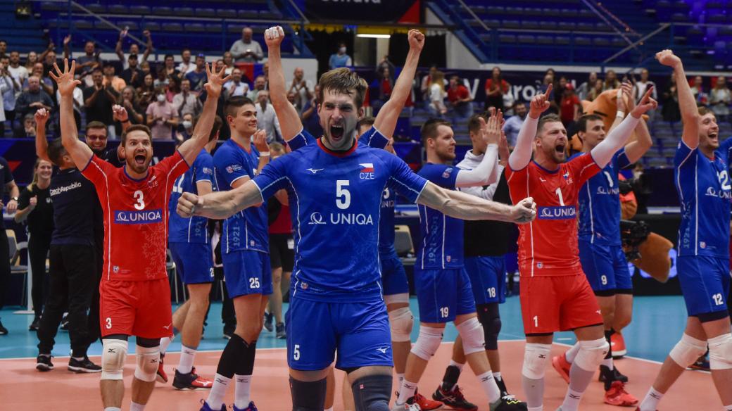 Čeští volejbalisté se radují z vítězství nad Francií